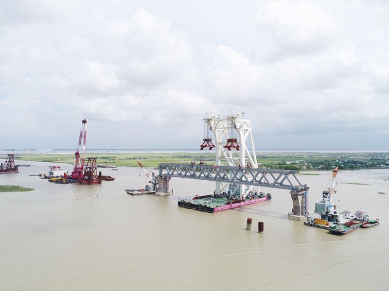 4.2017年10月，孟加拉帕德瑪大橋首段鋼桁梁成功吊裝架設(shè)，開啟了大橋建設(shè)的新階段。