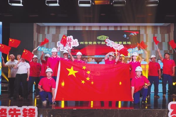 7月8日，中鐵廣州局第二屆“開路先鋒”文化節開幕式暨迎新聯歡晚會在本部舉行。員工和廣東省文聯藝術家一起上演了近20個精彩紛呈的節目，為23萬余名直播觀眾呈現了一場視聽盛宴。李守欽 徐小勇 攝影報道_副本