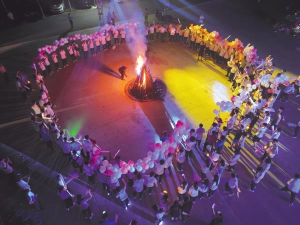 7月5日至14日，中鐵十局一公司舉辦2023年新員工入職培訓，幫助來自全國19個省份的200余名高校畢業生快速轉換角色，適應公司工作生活，翻開了他們初入職場的第一課。邵帥 鄭林存 攝影報道_副本